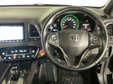 【ハンドル】運転にかかわる様々な操作を安全に行えるように視点移動が少なく操作性に配慮されたスイッチ類が凝縮されたコックピットです。