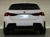 BMWのお車は、走行の安定性とコーナリングの良さを追求し、思い通りにハンドルの操作可能です。試乗車もご用意しておりますので、ぜひ&ldquo;駆け抜ける歓びをご体感ください!