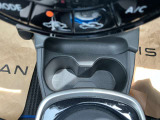 小物入れにもなるドリンクホルダー。