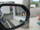 隣車線を走る車両をレーダーで検知し、ドアミラーでは確認しにくい後側方エリアに存在する車両に加え、急接近してくる車両も検知します。車両を検知するとドアミラーに搭載されたLEDインジケーターが点灯します。