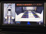 バックカメラの他に上から見下ろしたような画像が見れるアラウンド(全方位)モニター。前後左右を把握できる、すごい機能が装備されています!
