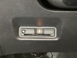 ハンドルの左下にETCがついています。高速道路の料金所の通過も楽々です。 カードの取り出しもしやすい場所についています。