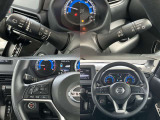ステアリングスイッチでオーディオ操作が手元でできるので、ハンドルから手を離さずに運転できます。