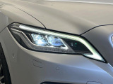 【LEDヘッドライト】悪天候や夜間走行時も良好な視界を確保し安心して運転できる高輝度LEDヘッドライトを装備!点灯速度が早く、消費電力も抑えられています。