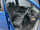 フロントシートです!!ベンチシートなので座席の移動もスムーズに出来ます!!足元も広く運転も楽ですよ!!