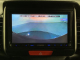 ギヤをR(バック)に入れるとナビ(社外品)の画面に後ろの映像が映るリアカメラ付です。後退時、コンディションが悪い視界でもカラーバックモニターがドライバーをサポートします。