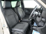 運転席のスペースはゆったりしていて、視界も広く確保されているので普段の運転からロングドライブまで快適です。