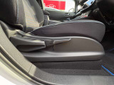 運転席シートは高さをラチェット式のレバーで変更することが可能です。ちょうどよいドライビングポジションで快適に運転していただけますね!!