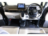 ドライバーを包み込むように、ディスプレーやスイッチ、コンソールを配置。座った瞬間から運転への期待が!空間そのものの心地よさにこだわっています。