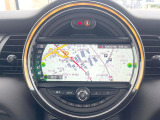 ●MINI純正ナビ:一体感のあるナビは、高級感ある車内を演出してくれます。Bluetooth再生などオーディオ機能も充実しておりますので、運転もより楽しめます♪