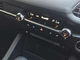 【フルオートエアコン】運転席と助手席の温度調整がそれぞれ出来るフルオートエアコン装備です。これなら暑がりなご主人、寒がりな奥様が同乗されても問題ないですね。