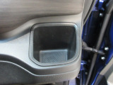 運転席右側の手の届きやすい位置にもドリンクホルダーがあります。