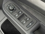 運転席ドアに集約されたパワーウィンドウスイッチで全窓をスマートに操作できます。