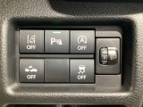 運転席脇のクラスタースイッチ部分にはパーキングセンサー、アイドリングストップOFF、その他走行系スイッチを集中配置しております。