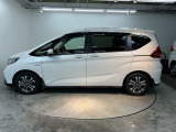 狭い駐車場でも、スライドドアならチャイルドシートへのお子さまの乗降や荷物の積載もスムーズ。とても便利な【両側電動スライドドア】ドアハンドを少し引くだけでリアドアが自動開閉します。