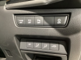 運転席脇のクラスタースイッチ部分にはパーキングセンサー、その他走行系スイッチを集中配置しております。その下部にシートポジションメモリースイッチを配置します。