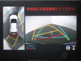 パノラミックビューモニター付きです。車両を上から見た様な映像を画面に表示。運転席からの目視だけでは見にくい、車両周辺の状況をリアルタイムでしっかり確認出来ます。