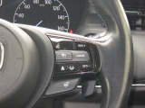 Hondaセンシングの機能のひとつ、アダプティブクルーズコントロール付!アクセルから足を離しても設定したスピードと前車との車間を保ち走行してくれます!車線維持もアシスト☆高速道路で疲労軽減ですね☆