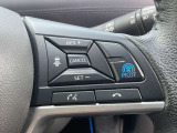 【プロパイロット】高速道路のロングドライブをアシスト。アクセル・ブレーキを制御し前方車との車間距離を保ち、ハンドル操作を制御アシストし走行車線を維持します。