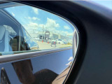 【ブラインドスポットインフォメーション】走行中に、斜め後ろの車を検知すると、ドアミラーのマーク点灯にてお知らせします。
