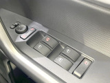 【電動格納ミラー】サイドミラーは電動格納式となっており、狭い駐車場でもキズがつくリスクを抑えられます。