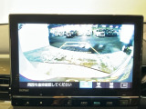 バックギアに入れますとご覧のような画像に自動的に切り替わります。車庫入れ時に役立ちます。