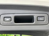 【パワーバックドア】スマートキーや運転席のボタンを押すだけでリアゲートが自動で開閉します!荷物を持っている時や、高い位置にあるバックドアを閉める際に便利な機能です♪