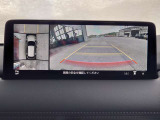 周囲の見通しを高めた設計、狭い場所での取り回しや駐車をサポートする全周囲カメラ(360&deg;ビューモニター)を装備。車体が大きなCX-5でも、上空から見下ろす視点で驚くほど簡単に駐車できます。