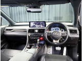 デザインもよく、居心地のよい運転席ですね。分かりやすいスイッチ類ですから操作もしやすく運転をサポートします。