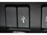 2.5AのUSB(充電)が付いており、車内でもしっかりとスマートフォン等の機器へ充電可能です♪