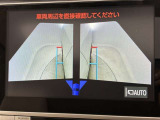 幅も大きいクルマなので、すれ違いも心配ですよね。バックカメラだけでなく、サイドカメラも装備しています。裏道のすれ違いの時なども、活躍してくれます。