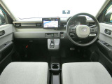 使う人のことをとことん考えて作られた室内。運転のしやすい広い視界や乗り降りしやすいシートが特徴です。