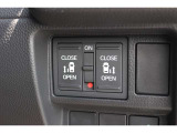 リアは両側パワースライドドアで開閉には運転席のスイッチ、もしくはスライドドアのドアハンドルを軽く引くだけで自動開閉します。