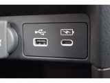 運転席からも助手席からも使いやすい位置に急速充電対応タイプのUSBジャックを設けました。ドライブの時間をスマートフォン等の充電時間に充てられます。