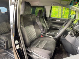 運転席まわりには十分なスペースがあり、大柄な方でもゆったり運転していただける環境です。