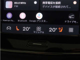 Google搭載によりさまざまな機能をハンズフリー操作できます。またフロントには、ステアリングホイールヒーター&シートヒーターを装備!厳寒の地、北欧スウェーデン発祥のブランドならではのオプションです。