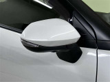 サイドターンランプ付きドラミラーは右折・左折時に車や歩行者等からの視認性を確保します。