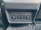 リヤシ-トヒータ-搭載。USB電源ソケット装備です。後席に乗車された方のスマホなどの充電にお使いください。