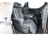 ■車内クリーニング■専門スタッフが見えないところまで徹底洗浄!車内のニオイもリフレッシュ!目に見えないところまで美しくがモットーです。だから、当店の中古車は内装にも自信があります!