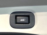 【パワーバックドア】スマートキーや運転席のボタンを押すだけでリアゲートが自動で開閉します!荷物を持っている時や、高い位置にあるバックドアを閉める際に便利な機能です♪