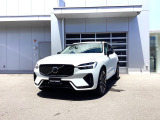 2026年2月登録のボルボXC60 ウルトラT6 AWDで、最新鋭のハイブリッドカーです。ボディーカラーはクリスタルホワイトプレミアムMで、シートはブロンドです。様々なセーフティー機能を装備します。