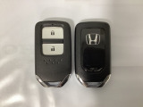 スマートキーを装備しています。鍵を差し込むことなくドアロックの開け閉めと、スタートボタン操作でのエンジンスタートができます。スペアキーも同じものを用意しております。