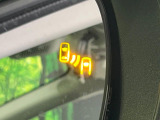 【ブラインドスポットモニター】走行中、ドアミラーの死角になりやすい箇所に後続車が接近するとサイドミラーのレンズに警告を表示!ドライバーに注意喚起をしてくれます。