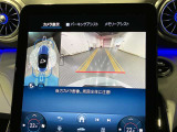 【全方位型モニター】クルマを上空から見下ろしているかのように、直感的に周囲の状況を把握できる全方位型モニター。狭い場所での駐車でも周囲が映像で確認できます。