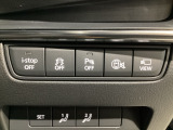 運転席脇のクラスタースイッチ部分にはカメラ切り替えスイッチ、パーキングセンサー、その他走行系スイッチを集中配置しております。