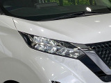 【LEDヘッドライト】悪天候や夜間走行時も良好な視界を確保し安心して運転できる高輝度LEDヘッドライトを装備!点灯速度が早く、消費電力も抑えられています。