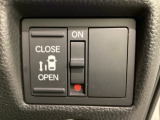 左側電動スライドドアは運転席からでも操作ができるように、ハンドル付近に開閉の操作スイッチが付いています。