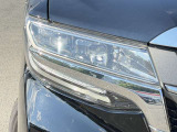 【LEDヘッドライト】悪天候や夜間走行時も良好な視界を確保し安心して運転できる高輝度LEDヘッドライトを装備!点灯速度が早く、消費電力も抑えられています。