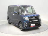 【右前斜め】視界が広く車両感覚が掴みやすい運転席です。フロントガラスが大きく見晴らしが良いので、ゆとりを持って運転に集中できます。