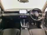 車内は光触媒抗菌消臭施工済です。スタイリッシュなデザインでスポーティなインパネ周りを演出します。グローブボックスやカップホルダーのほかにトレーなどたくさんの収納スペースが付いています。